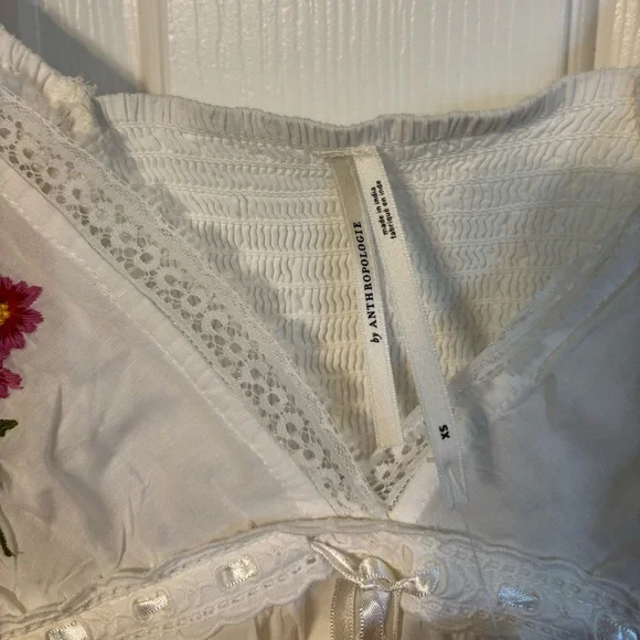 NWT!! Anthropologie White Blouse with Colorful Floral Embroidery - Picture 4 of 5